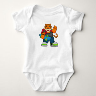 Body Tiger comme patineur avec skateboard