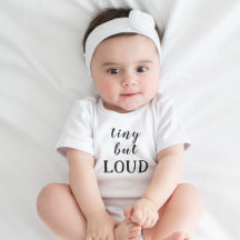 Tout petit mais bruyant bébé drôle mignon