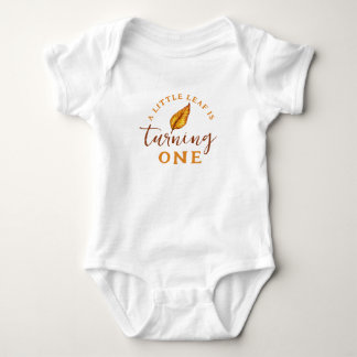 Body Un bébé petite feuille d'automne qui fête son prem