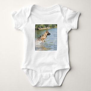 Body Un berger allemand se jette dans l'eau