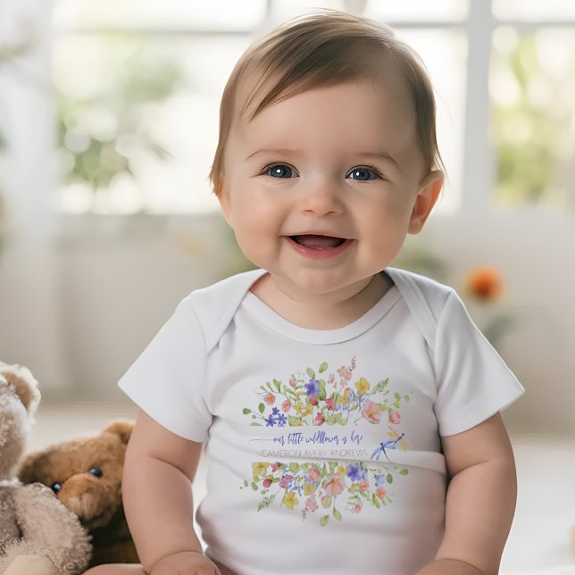 Body Un petit Fleur sauvage est ici personnalisé (Our Little Wildflower Bloomed Personalized Baby Baby Bodysuit)