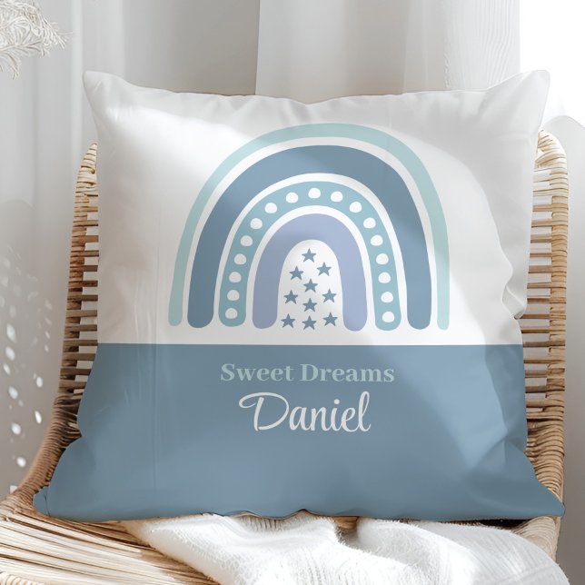Boho Blue Rainbow Personnalisé Nom Jeter Oreiller (Boho Blue Rainbow Custom Name Throw Pillow on a sunny rattan chair.)