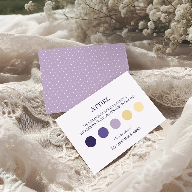 Boho Lavender Mariage Attire Carte de code robe in (Boho Lavender Wedding Attire Guest Dress Code Card on a sunny boho wedding table.)
