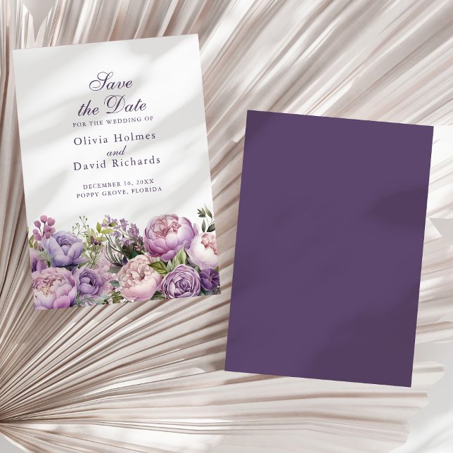 Boho Lilac et Purple Peonies Enregistrer la carte  (Boho Lilac and Purple Peonies Save the Date Card on a neutral dry palm leaf.)