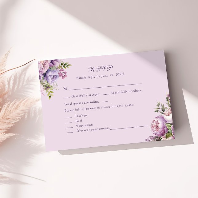 Boho Lilac Peonies & Mariage Fleur sauvage Carte R (Boho Lilac Peonies & Wildflowers Wedding RSVP Card on a sunny white table.)