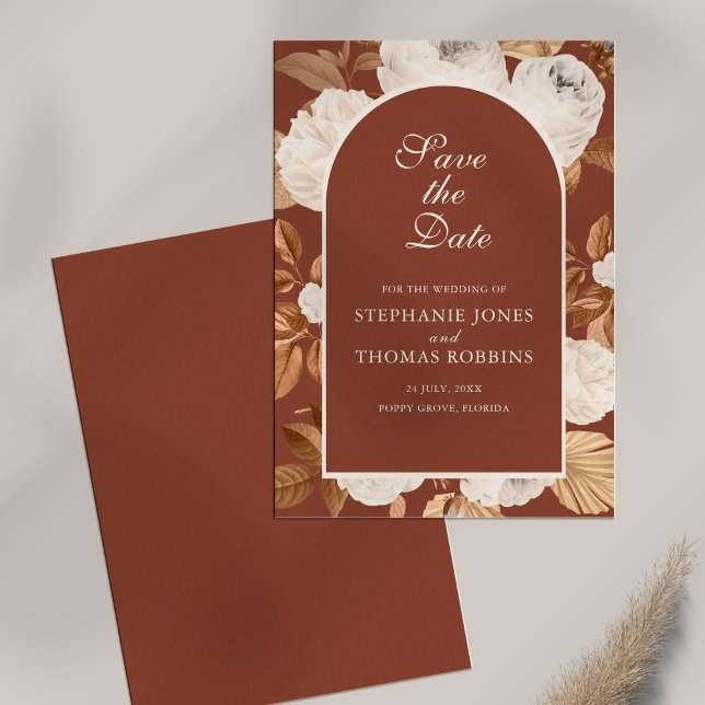 Boho Modern Dark Terracotta Enregistrer la carte D (Boho Modern Dark Terracotta Save the Date Card on white table)