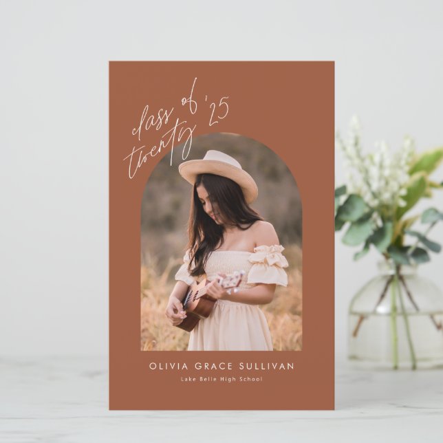 Boho Terracotta Arch Photo Graduation Invitation (Debout devant)