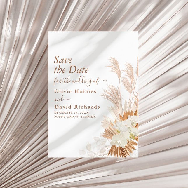 Boho Terracotta Pampas Herbe Orchidée Faire-Part d (Boho Terracotta Pampas Grass and Orchids Wedding Save The Date on a sunny neutral dry palm leaf.)