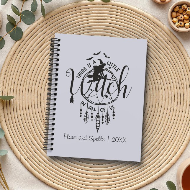 Boho Witch Vibes Fourre-tout - Petite sorcière en  (Boho Witch Vibes – Little Witch in All of Us Planner on a boho table with herbs and a cup of tea.)