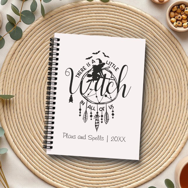 Boho Witch Vibes Fourre-tout - Petite sorcière en  (Boho Witch Vibes – Little Witch in All of Us Planner on a boho table with herbs and a cup of tea.)