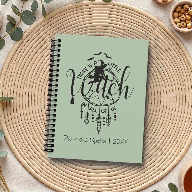 Boho Witch Vibes Fourre-tout - Petite sorcière en  (Boho Witch Vibes – Little Witch in All of Us Planner on a boho table with herbs and a cup of tea.)