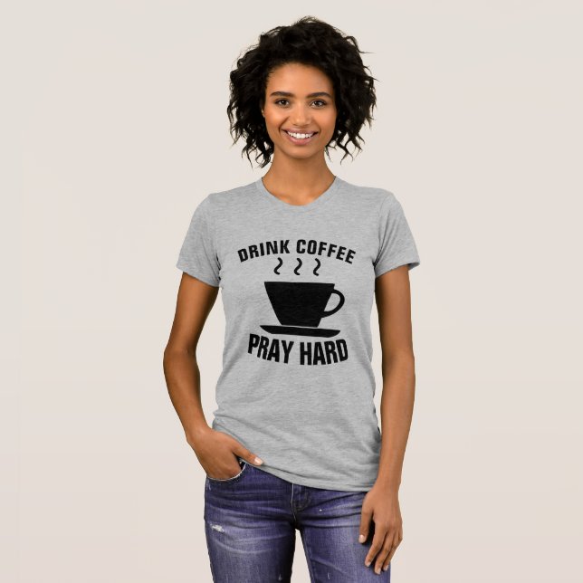 BOIRE DU CAFÉ PRAY HARD, T-shirts chrétiens (Devant entier)