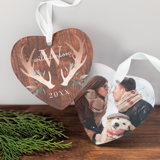 Bois rustique Cerf Antler & Verdure Monogramme Pho (Rustic Wood Deer Antler & Greenery Monogram Photo Ornament)