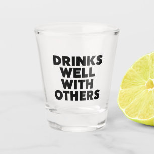 Boit Bien Avec D'Autres Tasses De Papier En Verre