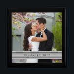Boîte à bijoux Modèle de cadre photo mariage<br><div class="desc">Vous pouvez personnaliser la photo et le texte sur cette boîte à bijoux modèle cadre photo. Idéal pour une photo de mariage, de fiançailles, d'anniversaire ou de famille. Pour modifier l'image et le texte, utilisez l'option personnaliser. Pour effectuer d'autres modifications, y compris des modifications au texte (police, taille de police,...</div>