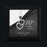 Boîte À Souvenirs 10e anniversaire de l'Onyx noir et du Mariage blan<br><div class="desc">10e anniversaire de Mariage boîte à cadeaux de design. ⭐ Ce produit est entièrement personnalisable. Les graphiques et / ou le texte peuvent être ajoutés, supprimés, déplacés, redimensionnés, modifiés, tournés, etc... 99% de mes dessins dans mon magasin sont faits en couches. Cela vous permet de redimensionner et de déplacer facilement...</div>