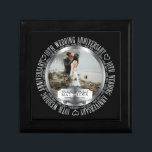 Boîte À Souvenirs 10e anniversaire de Mariage photo ton noir SIlver<br><div class="desc">Le Dixième anniversaire du Mariage est un jalon dans toute relation qui mérite d'être célébrée dans le style, et vous pouvez le faire avec ce design photo en noir et argent avec les mots "10ème anniversaire du Mariage" dans le rond et l'espace au centre pour vous de personnaliser avec votre...</div>