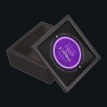 Boîte À Souvenirs 12ème anniversaire de la Mariage de soie<br><div class="desc">Célébrez le 12e anniversaire du mariage avec cette boîte à souvenir commémorative! Elégante lettrage serif blanc sur soie violette luxueuse et arrière - plans noirs ajoutent une touche mémorable pour cette occasion spéciale et jalon. Customisez les noms des heureux couples, les années de mariage et les messages de félicitations pour...</div>