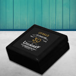 Boîte À Souvenirs 30e anniversaire Légendaire Black Gold Retro<br><div class="desc">Pour ceux qui fêtent leur 30e anniversaire, nous avons la boîte cadeau d'anniversaire idéale avec une sensation vintage. L'arrière - plan noir avec un design de typographie vintage blanc et or est simple et élégant avec une touche rétro. Customisez facilement le texte de ce cadeau d'anniversaire en utilisant le modèle...</div>