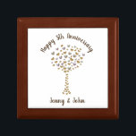 Boîte À Souvenirs 5e anniversaire du mariage du bois<br><div class="desc">5e anniversaire mariage en bois boîte cadeau personnalisée en bois. Un beau cadeau à donner à un couple qui célèbre cinq ans de mariage. Le dessin montre un arbre composé de papillons cardiaques et dit, "Joyeux 5e anniversaire". Tout le texte affiché, y compris le nom du mari et de la...</div>
