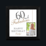 Boîte À Souvenirs 60 et fabuleux Elégant 60e anniversaire Photo<br><div class="desc">60 et Fabulous Elegant 60th Birthday Photo boîte cadeau. Ajoutez votre nom et votre photo.</div>