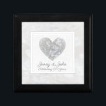 Boîte À Souvenirs 60e anniversaire du mariage diamant<br><div class="desc">Elégant 60e anniversaire mariage personnalisé en bois gardienne / boîte à bijoux avec un design d'image coeur diamant. Le cadeau idéal pour les couples, les parents ou les grands-parents célébrant leur anniversaire de mariage de diamant. La boîte peut être personnalisée avec espace pour les noms du mari et de la...</div>