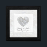 Boîte À Souvenirs 60e anniversaire du mariage diamant<br><div class="desc">Elégant 60e anniversaire mariage personnalisé en bois gardienne / boîte à bijoux avec un design d'image coeur diamant. Le cadeau idéal pour les couples, les parents ou les grands-parents célébrant leur anniversaire de mariage de diamant. La boîte peut être personnalisée avec espace pour les noms du mari et de la...</div>