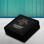 Boîte À Souvenirs 60e anniversaire Légendaire Black Gold Retro<br><div class="desc">Pour ceux qui fêtent leur 60e anniversaire, nous avons la boîte cadeau d'anniversaire idéale avec une sensation vintage. L'arrière - plan noir avec un design de typographie vintage blanc et or est simple et élégant avec une touche rétro. Customisez facilement le texte de ce cadeau d'anniversaire en utilisant le modèle...</div>