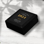 Boîte À Souvenirs 70e anniversaire Nom 1954 Black Gold Elegant Chic<br><div class="desc">Elégant 70e anniversaire Black & Gold Personnalisé 1954 boîte cadeau - Ultimate Chic Surprise pour l'occasion spéciale. Découvrez le cadeau de 70ème anniversaire ultime avec notre boîte cadeau élégante, noir et or personnalisé. Né du style et de l'esprit de 1954, ce paquet sophistiqué fera certainement une déclaration. Chaque boîte est...</div>