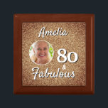 Boîte À Souvenirs 80 et Fabulous Gold Parties scintillant 80e annive<br><div class="desc">80 et Fabulous Gold Parties scintillant 80th Birthday Photo Cadeau. Parties scintillant en or faux avec une photo dans un cadre rond. 80e anniversaire cadeau pour elle. Personnalisez avec le nom et la photo.</div>