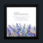 Boîte À Souvenirs 85e anniversaire Juillet Mois de naissance Fleur<br><div class="desc">Elégante aquarelle d'été fleurs de larkspur bleu créent une belle bordure florale au fond de cette boîte cadeau de juillet Fleur de naissance. Les fleurs de larkspur ou de delphinium sont la fleur de naissance de juillet. Une combinaison de polices à la mode lui confère une esthétique moderne. Tout le...</div>