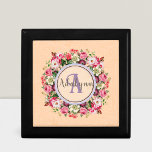 Boîte À Souvenirs Anneau Floral vintage Monogramme personnalisé Text<br><div class="desc">Élevez votre style avec notre Vintage Floral Custom Monogram Design. Le bel arrière - plan floral et le centre de l'anneau rose complexe font de ce design se démarquer pour toutes les occasions. Customisez vos initiales ou tout texte que vous voulez créer un monogramme unique et personnel qui vous représente...</div>