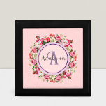 Boîte À Souvenirs Anneau Floral vintage Monogramme personnalisé Text<br><div class="desc">Élevez votre style avec notre Vintage Floral Custom Monogram Design. Le bel arrière - plan floral et le centre de l'anneau rose complexe font de ce design se démarquer pour toutes les occasions. Customisez vos initiales ou tout texte que vous voulez créer un monogramme unique et personnel qui vous représente...</div>