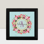 Boîte À Souvenirs Anneau Floral vintage Monogramme personnalisé Text<br><div class="desc">Élevez votre style avec notre Vintage Floral Custom Monogram Design. Le bel arrière - plan floral et le centre de l'anneau rose complexe font de ce design se démarquer pour toutes les occasions. Customisez vos initiales ou tout texte que vous voulez créer un monogramme unique et personnel qui vous représente...</div>