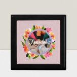 Boîte À Souvenirs Anneau Floral vintage Texte Personnalisé Photo Cad<br><div class="desc">Notre Vintage bague florale cadeau photo texte personnalisé est un produit unique et personnalisé parfait pour toutes les occasions. Vous pouvez ajouter votre texte et votre photo pour le rendre mémorable pour vos proches. Notre produit est idéal pour ceux qui veulent donner des cadeaux réfléchis et personnalisés à leurs amis...</div>