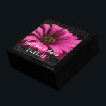 Boîte À Souvenirs Anniversaire de Fuchsia Gerber Daisy Mariage damas<br><div class="desc">Mariage Black Lacquer Keepsaké concepteur personnalisé Bijoux personnalisées Boîte ou Boîte à mémoire Elégant unique Mariage Anniversaire Cadeaux de Noël ou Valentines Cadeaux de Jour</div>