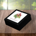 Boîte À Souvenirs Aquarelle de Noël Vert sur mesure<br><div class="desc">Célébrez la saison avec une boîte cadeau de Joyeux Noël avec des baies rouges sèches, une élégante verdure et une illustration hivernale intemporelle de l'aquarelle. Conçu dans un style simple et minimaliste avec une typographie élégante, ce coffret cadeau de vacances classique dégage un charme traditionnel. Personnalisez-le avec votre nom de...</div>