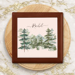 Boîte À Souvenirs Aquarelle Pine Forêt et montagne Rustique<br><div class="desc">Les amoureux de la nature se régaleront de notre boîte cadeau Watercolor Pine Forest Rustic. Une touche vintage et un charme fantaisiste en font un mélange parfait d'élégance et de vibrations boho. #IdéesCadeau #NatureInspiré</div>