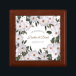 Boîte À Souvenirs Aquarelle rose Roses Ballerina Floral Art Mariage<br><div class="desc">Conçu à partir de mon portrait de fleurs d'aquarelle de roses blanches 'ballerine' avec leurs couleurs rose pâle, avec de nombreux bourgeons roses prêts à fleurir et entouré de feuillage vert foncé autour d'eux. Personnalisable à Zazzle avec votre propre texte pour un design personnalisé. Consultez mon magasin pour trouver les...</div>