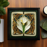 Boîte À Souvenirs Art déco Calla blanche et jaune Lily Art nouveau<br><div class="desc">Conservez vos souvenirs et objets de valeur en style grâce à notre Elégante boîte de conservation Art Nouveau Calla Lily. Fabriqué à partir de bois laqué de haute qualité, il est disponible en chêne doré, noir ébène, vert émeraude et acajou rouge, s'assurant qu'il complète n'importe quel décor. La boîte est...</div>