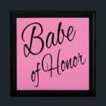 Boîte À Souvenirs Babe d'honneur<br><div class="desc">Bébé d'honneur Un cadeau parfait pour la bonne ou le chef d'honneur qui est dans votre mariage et mérite ce petit quelque chose d'supplémentaire.</div>