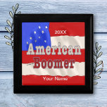 Boîte À Souvenirs Baby Boomer<br><div class="desc">Boîte cadeau Baby Boomer par ArtMuvz Illustration. Correspondance cadeaux d'anniversaire, t-shirts, vêtements de fête d'anniversaire pour garçon d'anniversaire et fille d'anniversaire. vêtements d'anniversaire, t-shirts, et cadeaux de fête d'anniversaire surprise.Célébrez votre anniversaire en style! Le design audacieux et coloré de l'anniversaire est sûr de tourner la tête et vous amener dans...</div>