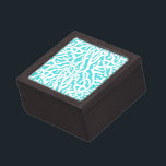 Boîte À Souvenirs Beach Coral Reef Motif Nautique Blanc Bleu<br><div class="desc">Ce joli motif nautique reprenant d'inspiration océan / plage ressemble à un récif corallien tissé complexe en blanc sur une plage - arrière - plan bleu. L'élégante motif de la barrière de corail est faite dans un style pochoir. La couleur bleue rappelle les mers tropicales claires et claires. Ce design...</div>