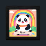 Boîte À Souvenirs Bébé mignon Panda arc-en-ciel<br><div class="desc">Un petit panda attachant niché au coeur d'une arche arc-en-ciel vibrante, créant une scène qui respire la joie et la positivité. Ce design adorable ne se contente pas de célébrer la gentillesse innée des bébés pandas, il ajoute aussi une touche de couleur fantaisie, ce qui en fait un choix parfait...</div>