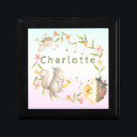 Boîte À Souvenirs Bébé musical joyeux Bois animal<br><div class="desc">Joyeux thème Woodland avec de mignons bébés animaux jouant des instruments de musique avec des fleurs colorées d'aquarelle et le feuillage vert. Personnalisez facilement le nom de votre enfant avec le bouton "Personnaliser". Consultez tous les articles correspondants disponibles en magasin.</div>