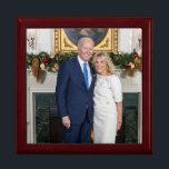 Boîte À Souvenirs Biden State of the Christmas Union Adresse<br><div class="desc">A Biden State of the Christmas Union Address - Une salle festive, ornée de lumières scintillantes et ornée de boughs à feuillage persistant. Une cheminée rugissante éclaire chaleureusement la foule rassemblée. Le Père Noël, l'estimé chef de l'Union de Noël, prend la parole devant l'assemblée. - "Mes frères Elfes, Reindeer, et...</div>