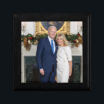 Boîte À Souvenirs Biden State of the Christmas Union Adresse<br><div class="desc">A Biden State of the Christmas Union Address - Une salle festive, ornée de lumières scintillantes et ornée de boughs à feuillage persistant. Une cheminée rugissante éclaire chaleureusement la foule rassemblée. Le Père Noël, l'estimé chef de l'Union de Noël, prend la parole devant l'assemblée. - "Mes frères Elfes, Reindeer, et...</div>
