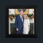Boîte À Souvenirs Biden State of the Christmas Union Adresse<br><div class="desc">A Biden State of the Christmas Union Address - Une salle festive, ornée de lumières scintillantes et ornée de boughs à feuillage persistant. Une cheminée rugissante éclaire chaleureusement la foule rassemblée. Le Père Noël, l'estimé chef de l'Union de Noël, prend la parole devant l'assemblée. - "Mes frères Elfes, Reindeer, et...</div>