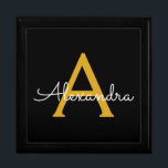 Boîte À Souvenirs Black Gold Modern Script Girl Monogramme Nom<br><div class="desc">Noir et or Simple script Monogramme Nom Bijoux Garde boîte. Cela fait le cadeau parfait de remise de diplômes,  anniversaire,  mariage,  douche nuptiale,  anniversaire,  baby shower ou bachelorette pour quelqu'un qui aime le luxe glam et les styles chic.</div>