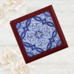 Boîte À Souvenirs Bleu et blanc Azulejo Carrelage Motif<br><div class="desc">Cette boîte en bois présente un beau carrelage en céramique motif bleu et blanc, avec un motif méditerranéen traditionnel Azulejo. Dans l'esprit des plus beaux carreaux vintages portugais, espagnols et marocains, le motif est un ensemble agréable de lignes géométriques et de tourbillons. Un ajout saisissant et élégant à n'importe quelle...</div>